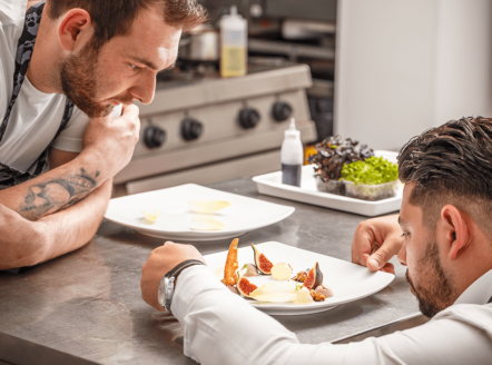 początkujący kucharze szykujący danie