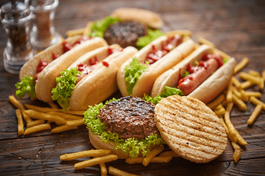 fast food - hod dogi i hamburgery z frytkami